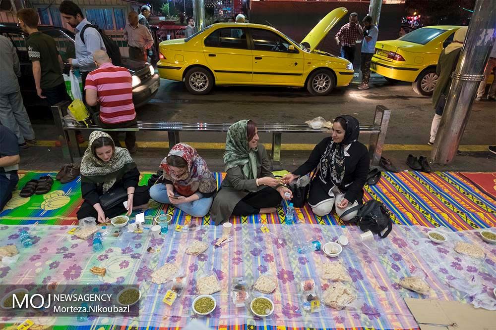 افطاری در  ترمینال تاکسی ونک