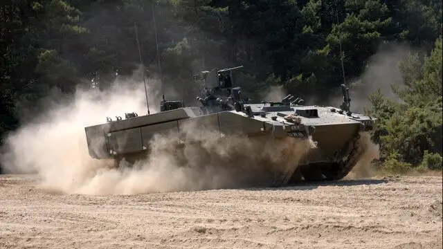  ۵۰ زره‌پوش ۱۰ میلیون پوندی پس از ۸ سال تأخیر تحویل ارتش انگلیس شد