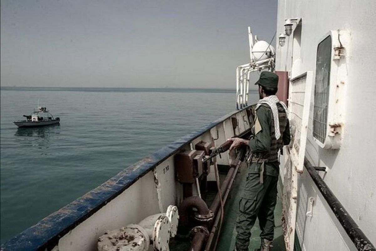 توقیف شناور حامل سوخت قاچاق در آب های خلیج فارس