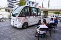 نخستین اتوبوس های بدون راننده دنیا در فرانسه آغاز به کار کرد