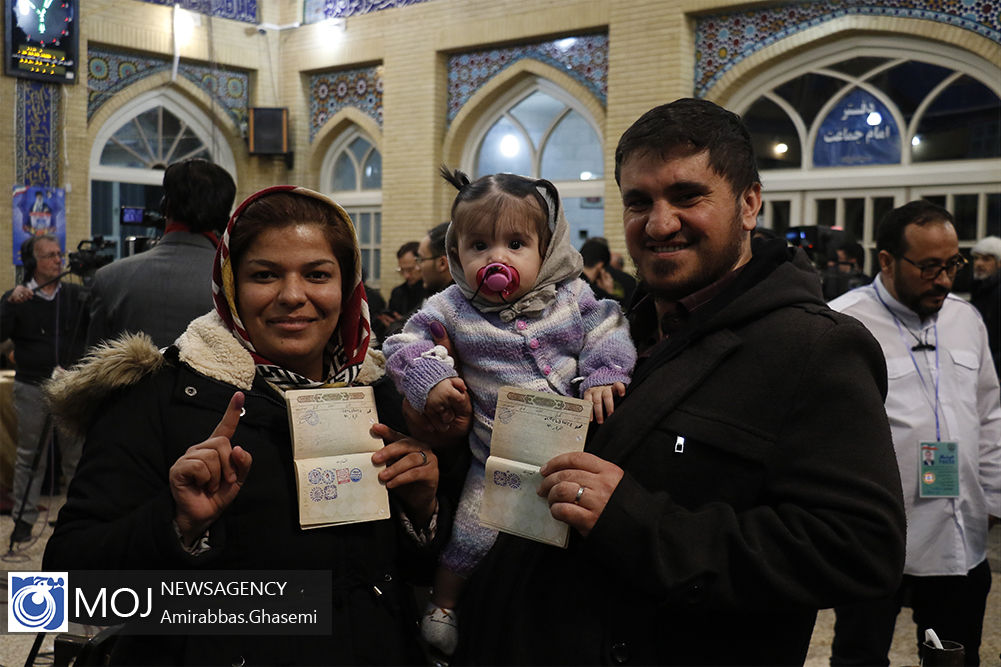 حضور پرشور مردم در انتخابات یازدهمین دوره مجلس در مسجد لرزاده