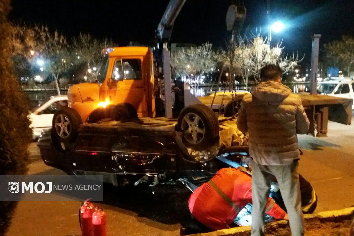 یک‌دستگاه خودروی سواری در زیباکنار خرم آباد واژگون شد