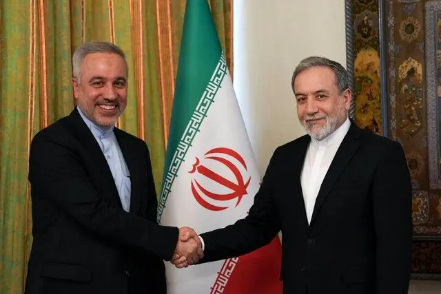 سرکنسول جدید ایران در هنگ‌کنگ با عراقچی دیدار کرد