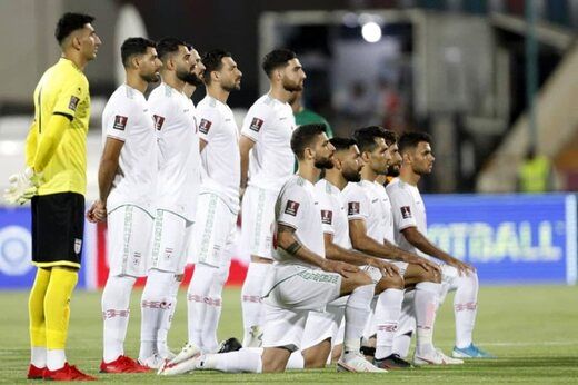 تیم ملی فوتبال ایران با لباس قرمز مقابل انگلیس قرار می‌گیرد