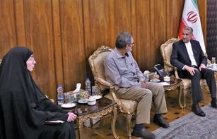 وزیر امور خارجه با خانواده شهروند ایرانی زندانی در عراق دیدار کرد