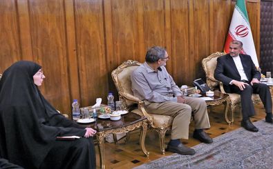 وزیر امور خارجه با خانواده شهروند ایرانی زندانی در عراق دیدار کرد
