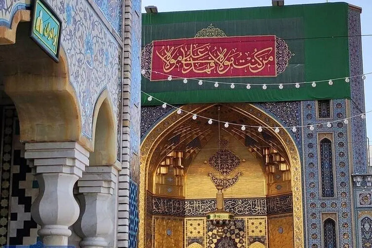 حرم امام رضا (ع) مهیای میزبانی از زائران عید غدیر/ نصب ۴ کتیبه بزرگ در صحنهای حرم امام رضا(ع)