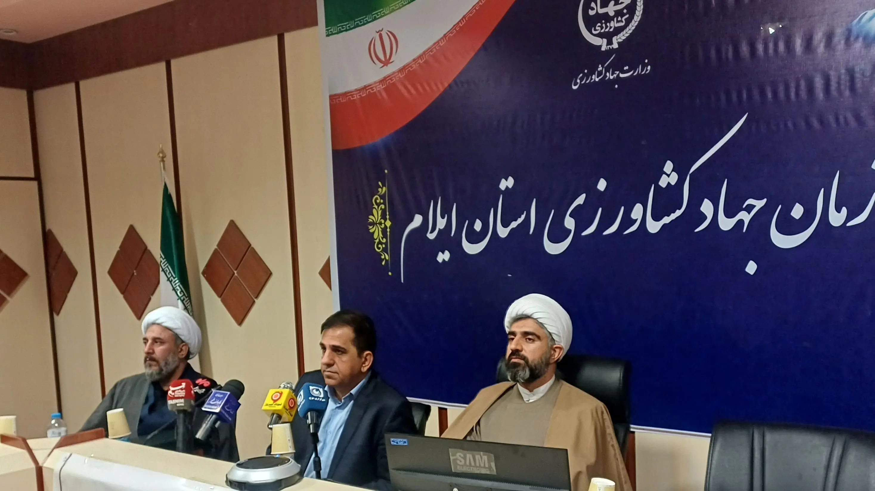 آیین تجلیل از پژوهشگران برتر مرکز تحقیقات و آموزش کشاورزی و منابع طبیعی استان برگزار شد  