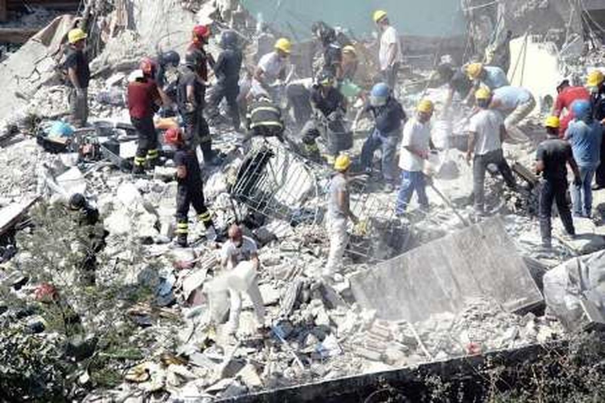 یک ساختمان مسکونی در ناپل ایتالیا فروریخت، 7 تن ناپدید شدند