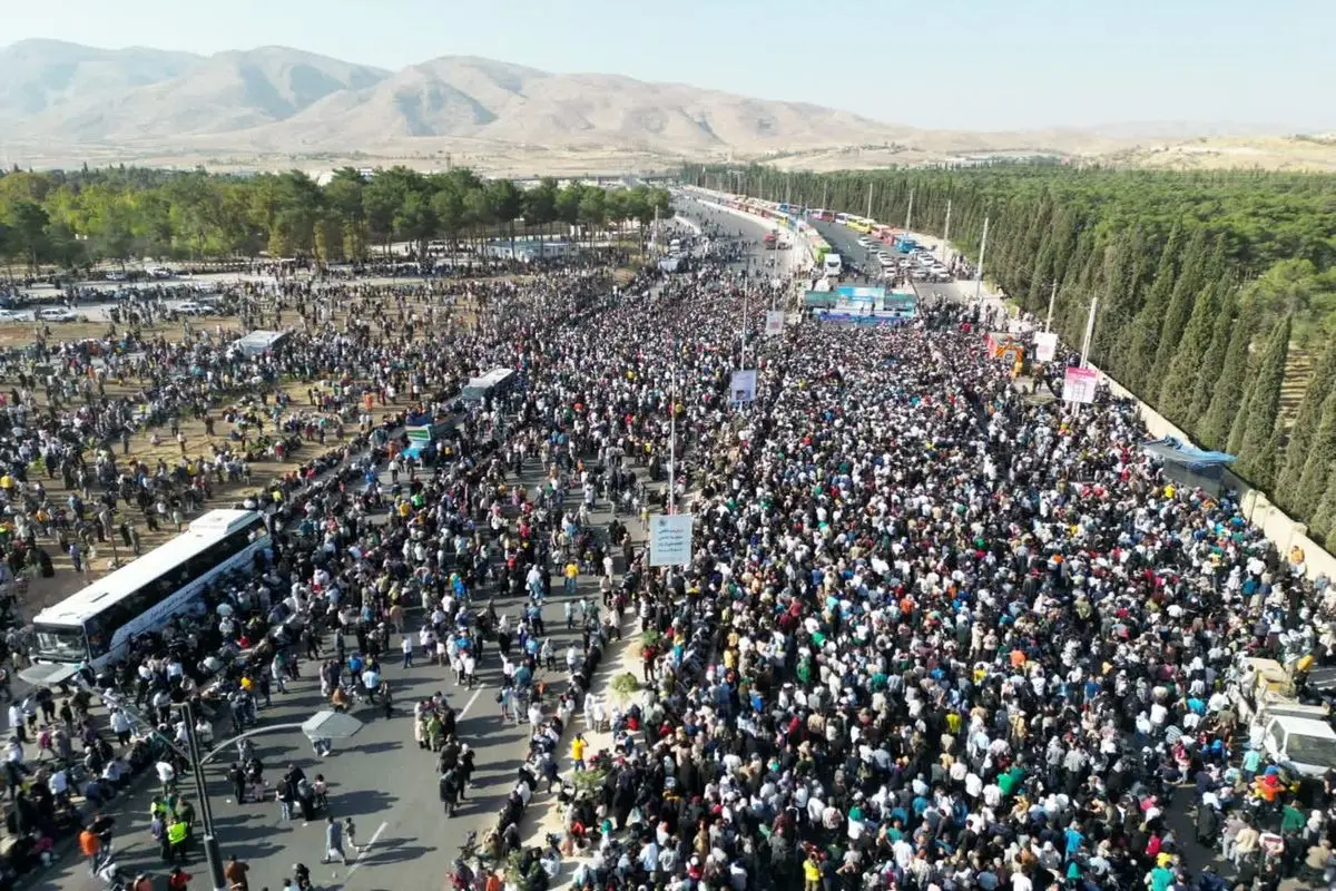 پیاده روی خانوادگی شیراز