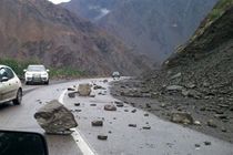 خطر ریزش سنگ در حاشیه جاده چالوس