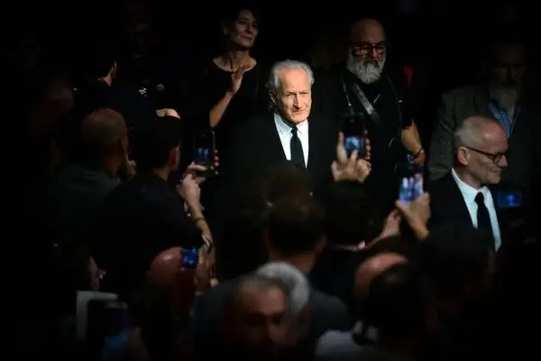 مایکل مان جایزه لومیر ۲۰۲۵ را از ایزابل هوپر دریافت کرد