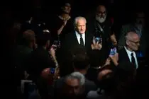 مایکل مان جایزه لومیر ۲۰۲۵ را از ایزابل هوپر دریافت کرد