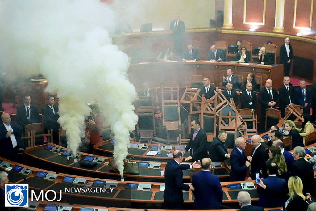 پرتاب بمب‌های دودزا در پارلمان آلبانی
