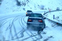 بارش برف در اکثر محورهای ارتباطی استان اصفهان / ممانعت پلیس از تردد خودروهای فاقد زنجیر چرخ 