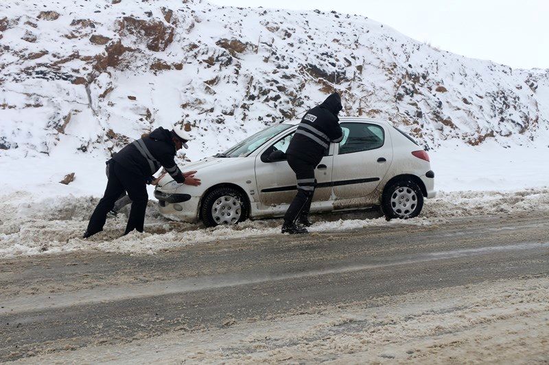 امداد رسانی به خودروهای گرفتار در برف و کولاک 