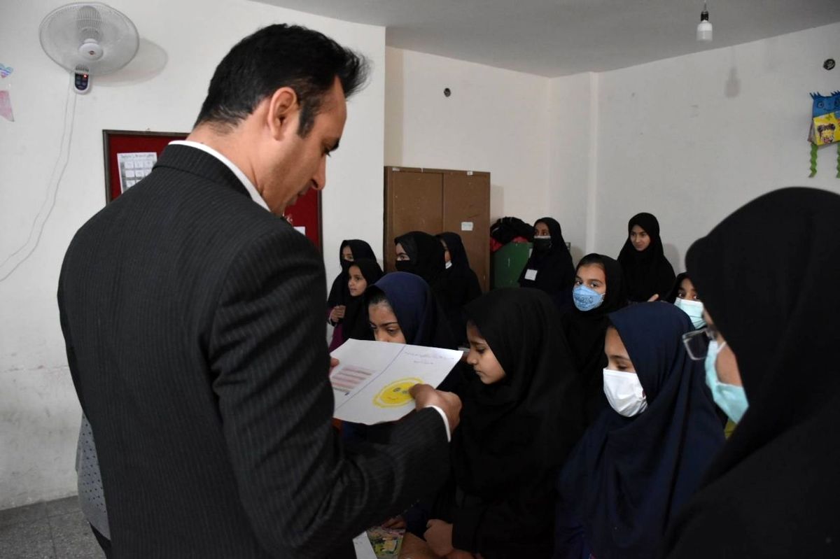 برگزاری مسابقه نقاشی با موضوع صرفه‌جویی برق در مدارس حاشیه شهر زاهدان