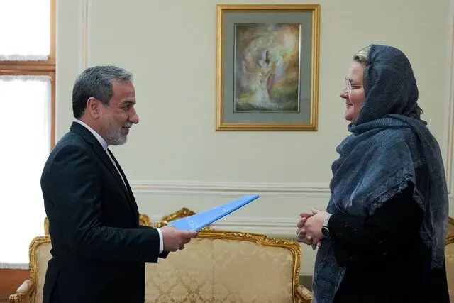 رئیس جدید دفتر یونیسف در ایران اعتبارنامه خود را تقدیم وزیر خارجه کرد
