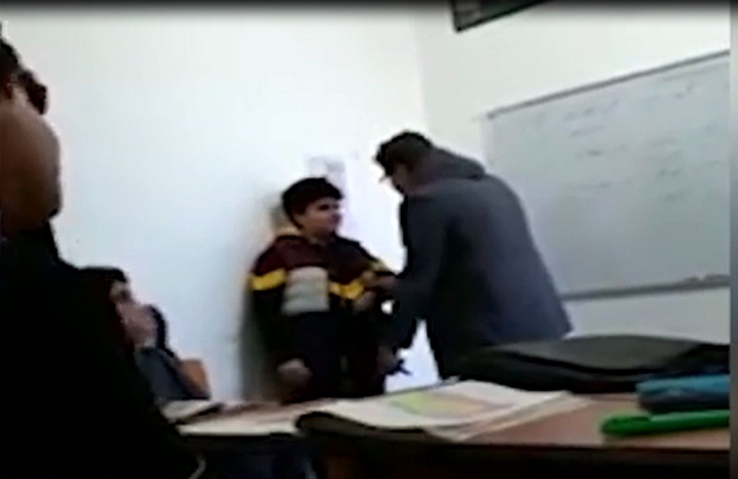 کلیپ رفتار تحقیرآمیز یک معلم با دانش آموز بوشهری صحت دارد/ معلم بوشهری از رفتن به کلاس درس منع شده است