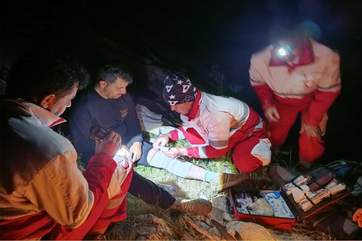 نجات ۲ فرد توسط نجاتگران هلال احمر از تفاعات روستای کلم بدره