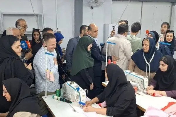 فاطمه مهاجرانی از یک کارگاه تولیدی پوشاک در انزلی بازدید کرد