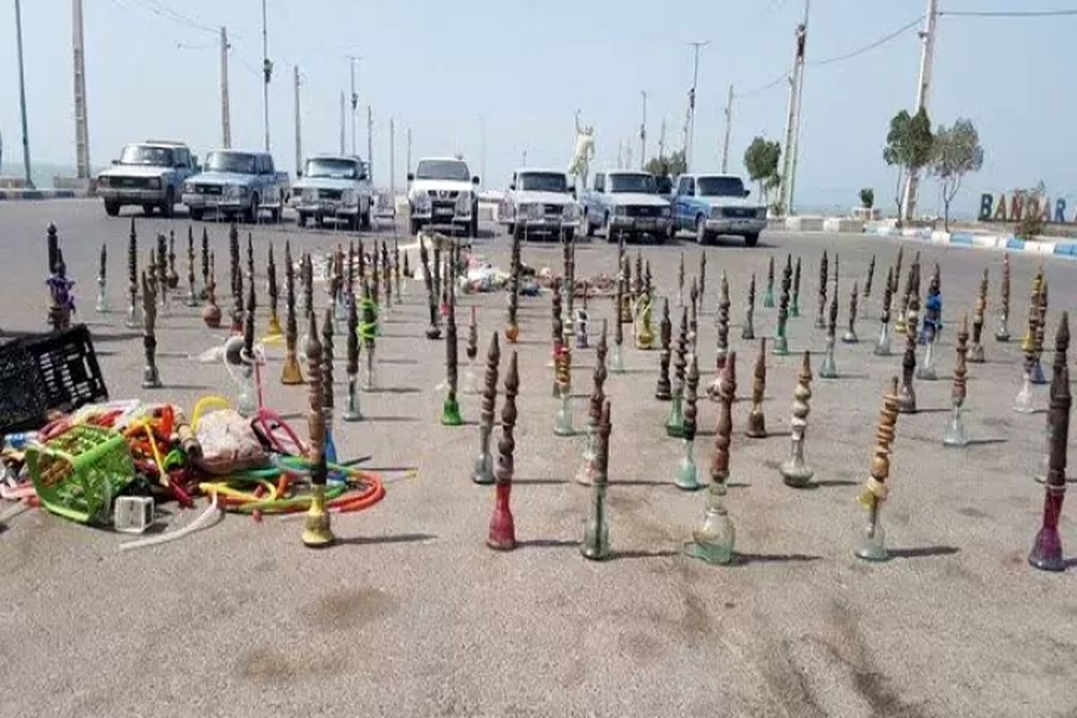 جمع‌آوری قلیان سراهای غیر مجاز در ساحل بندرعباس