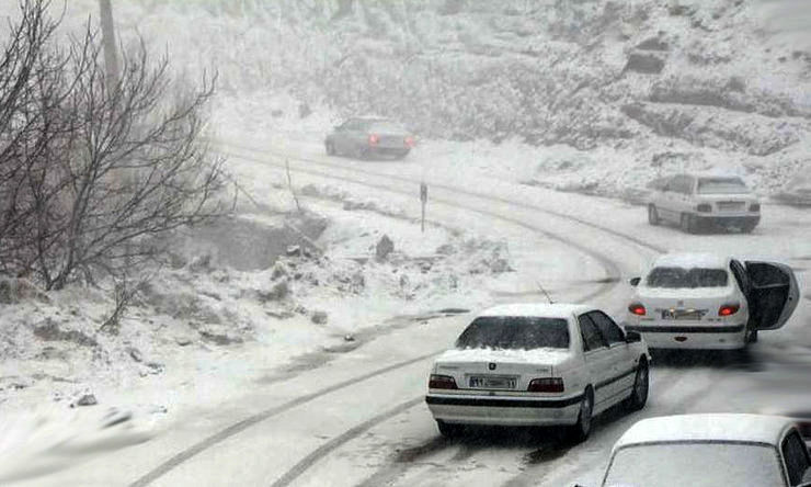 بارش برف در محورهای غربی اصفهان/ وزش شدید باد در کلیه محورهای ارتباطی