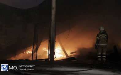 مهار آتش سوزی گسترده انبار لوازم یدکی در خمینی شهر