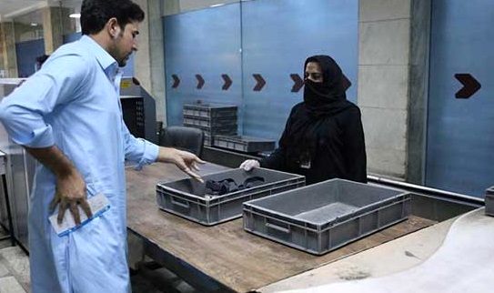 بازگشت کارکنان زن فرودگاه کابل به محل کار +عکس