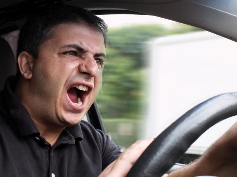 چرا افراد آرام حین رانندگی خشن می‌شوند؟