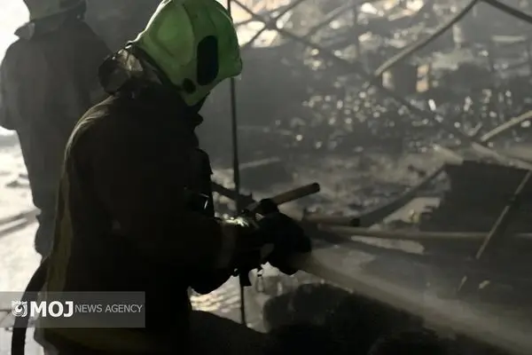 نجات بیش از ۳۰ نفر در آتش‌سوزی برج در حال ساخت/ از سرایت آتش به برج مسکونی مجاور جلوگیری شد