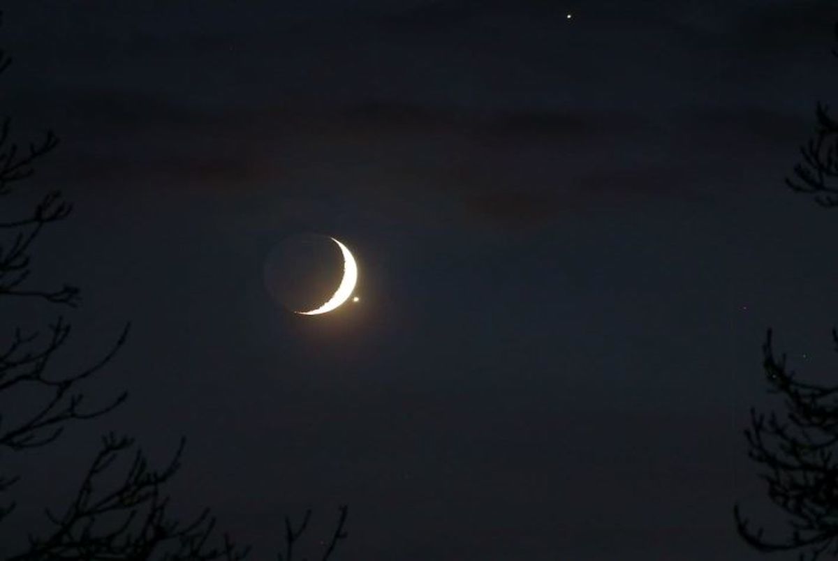 مقارنه ماه و زحل را امشب رصد کنید