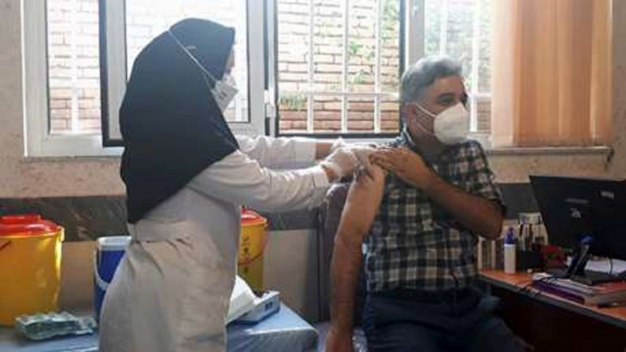 تزریق واکسن کرونا برای مدافعان سلامت هلال احمر اردبیل