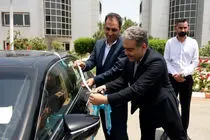 پلاک گذاری نخستین تاکسی هیبریدی تشریفاتی وارداتی در کیش