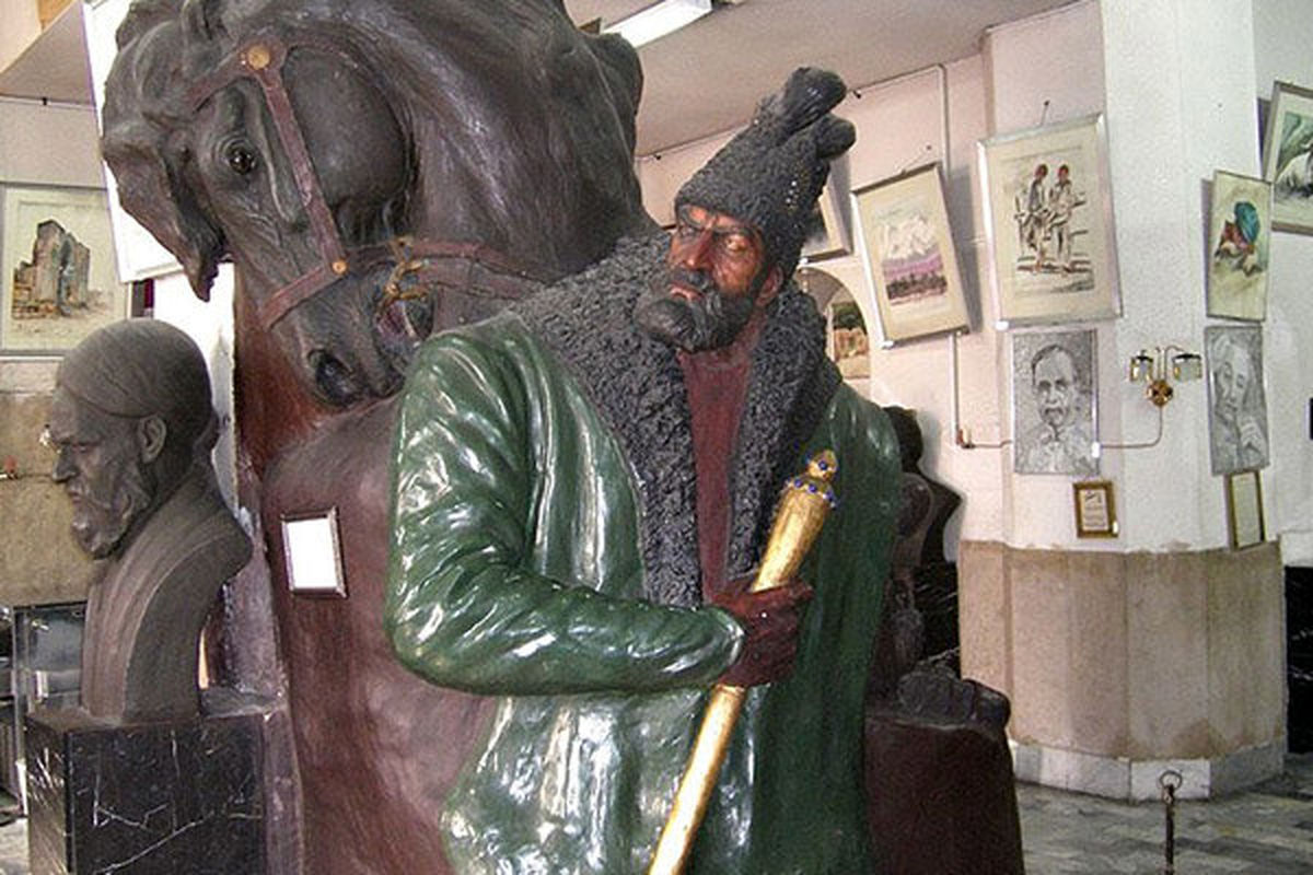 مجسمه های موزه علی اکبرخان صنعتی ترمیم و احیا می‌شوند