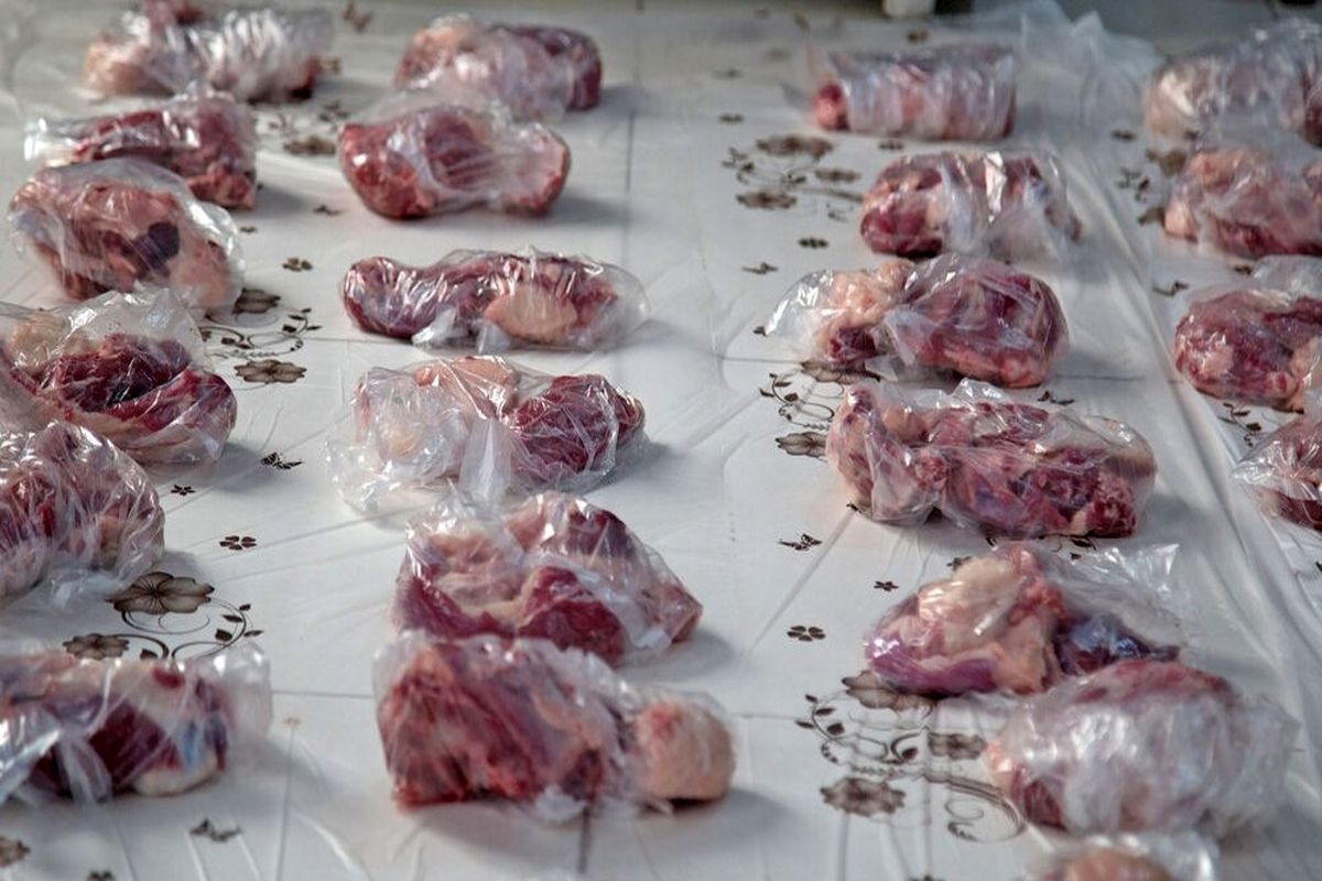 توزیع 150 بسته گوشت گرم بین خانواده های ایتام در میناب