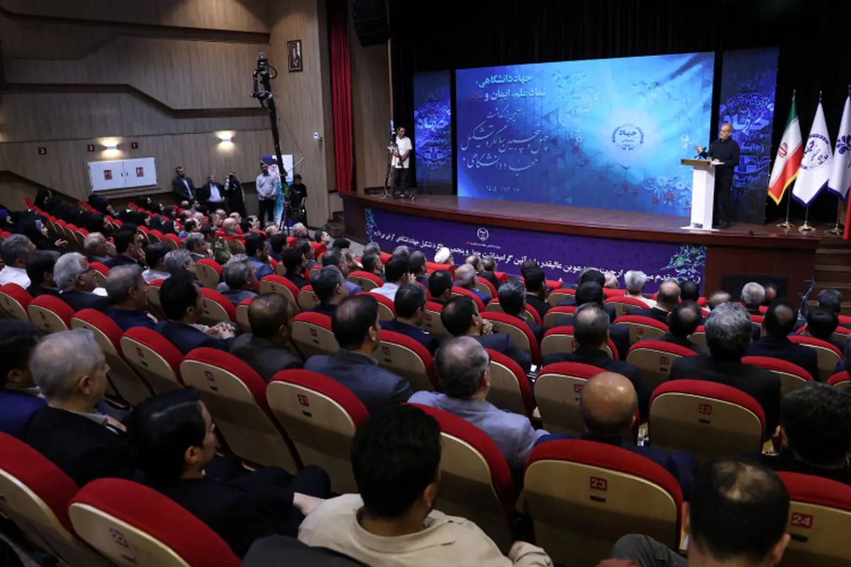 راه نجات کشور از مسیر جهادگران و دانشمندان میگذرد