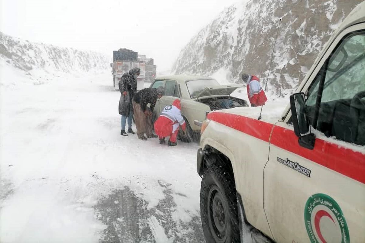 امداد رسانی به ۱۱۲ خودرو و ۴۷۲ نفر گرفتار در برف و کولاک مازندران 