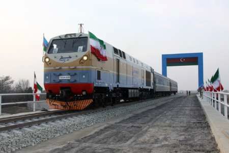 قطار جمهوری آذربایجان از پل ریلی آستارا - آستارا وارد خاک ایران شد