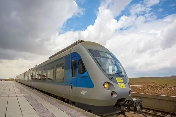 قطار گردشگری تهران–همدان به راه افتاد