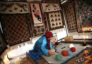 ثبت و حفظ آثار زنان عشایری برای آینده صنایع دستی کشور ضروری است/افتتاح اولین گالری صنایع دستی زنان عشایری در تهران