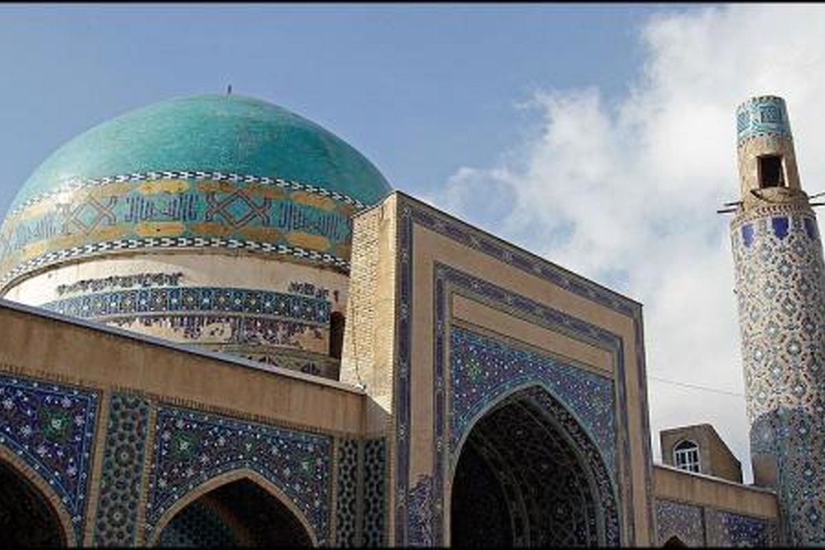مسجد ۷۲ تن در نزدیک ترین حریم مجاز میدان آزادی قرار دارد
