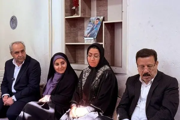 وزیر راه و شهرسازی زمین مسکونی به خانواده‌های شهید دانش‌آموز تبریزی اهدا کرد