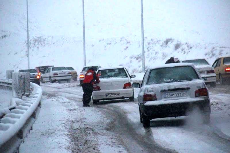 بارش باران در استان ایلام/جاده ها لغزنده هستند