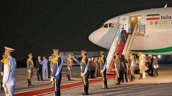 رئیس جمهور پس از سفر دو روزه به اندونزی به تهران بازگشت