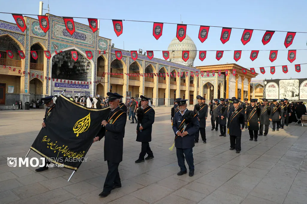 آیین سیاه پوشان و تعویض پرچم حرم مطهر حضرت شاهچراغ (ع)
