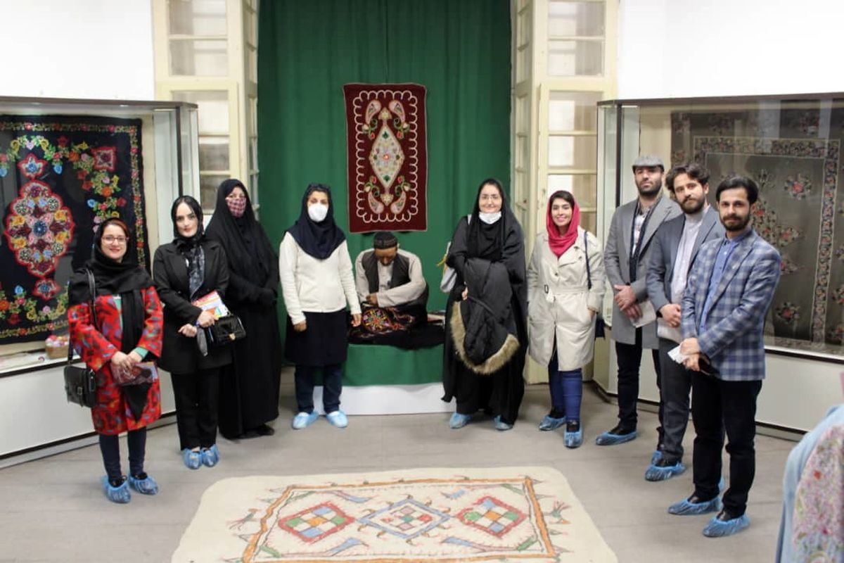 بازدید خبرنگاران از موزه رشتی‌دوزی در عمارت کلاه‌فرنگی رشت +عکس