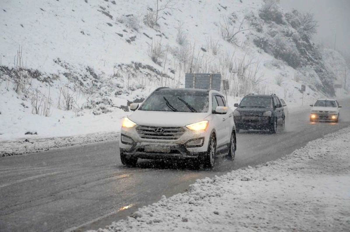 محور چالوس مسدود شد/ رهایی 200 خودروی گرفتار در برف