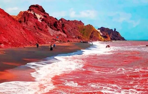 انتشار ویدیویی از بارندگی در ساحل سرخ هرمز در سی‌ان‌ان + فیلم