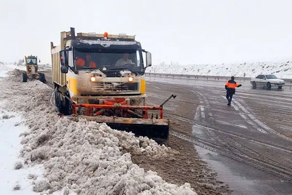 تلاش شبانه‌روزی راهداران در دل راه‌های برفی؛ اجرای ۹۰ هزار کیلومتر عملیات برفروبی